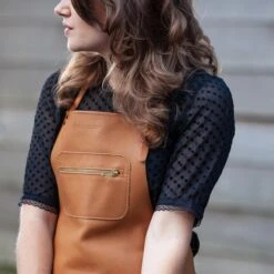 Dutchdeluxes Leather Zipper Apron In Classic Brown 13 Dutchdeluxes Leather Zipper Apron In Classic Brown -Best Kitchenware Shop dutch deluxes leather zipper apron new natural lifestyle