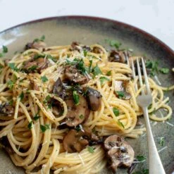 Lagoa Dinner Plate 27cm -Best Kitchenware Shop lifestyle 0027 dried mushroom spaghetti lagoa close up 31ff7378 a5c1 4a1a a017 9ead42bb24f3